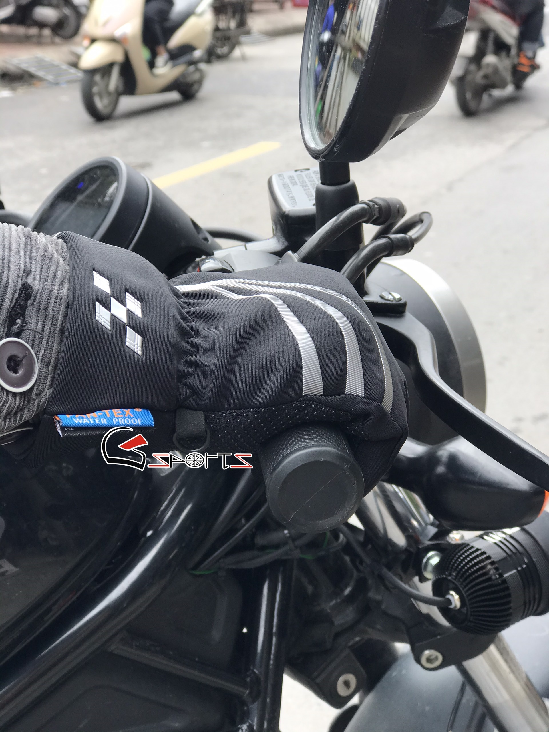 Địa chỉ mua găng tay xe máy uy tín, chất lượng ở Hà Nội