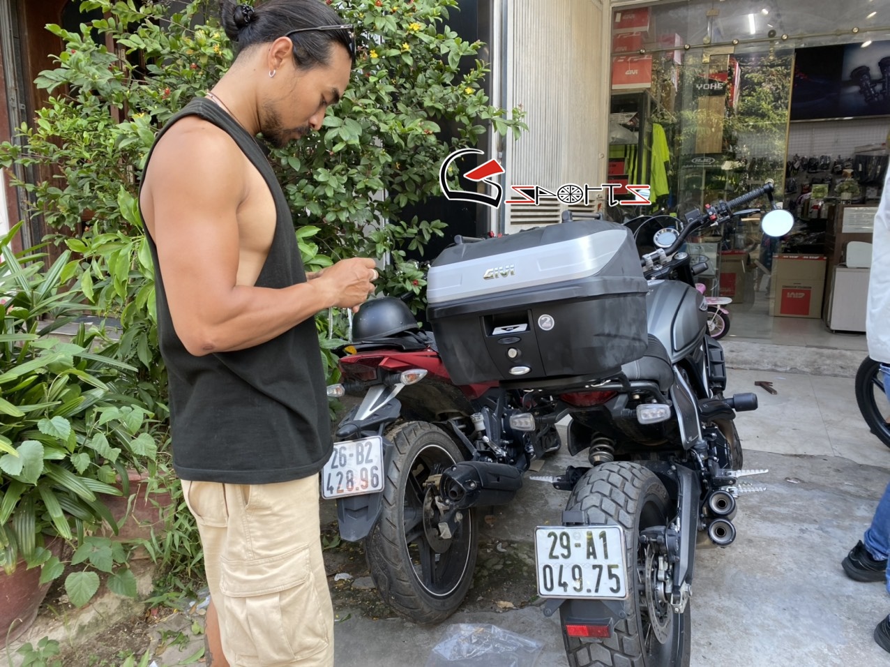 thung givi b32n adv lap xe scambler gsports 4