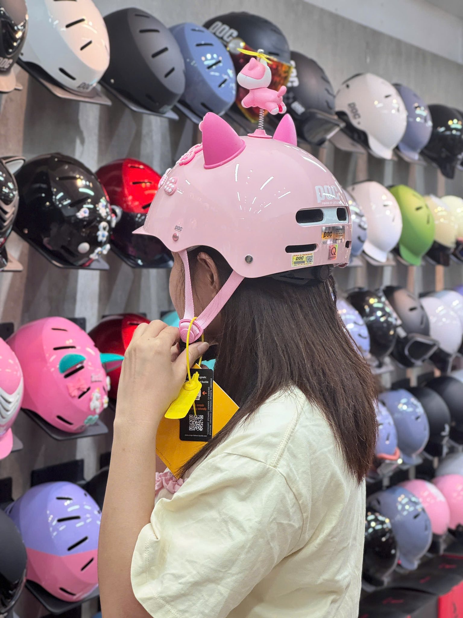 Mu bao hiem POC P20 gan sticker de thuong.