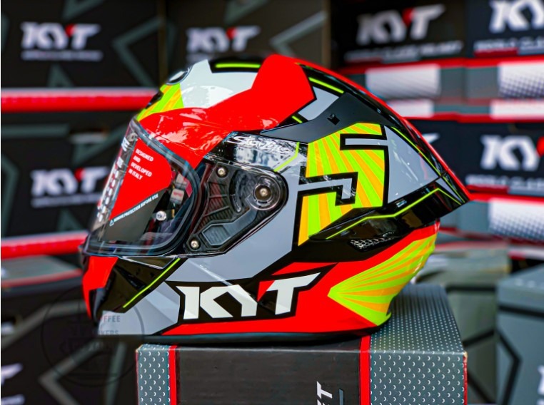 Mu fullface KYT TT COURSE Jaume Masia