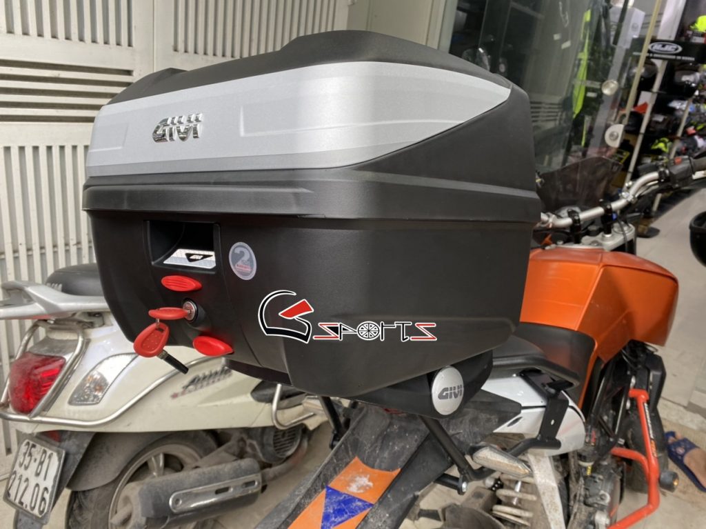 Thung Givi B32N lap cho xe di tour.