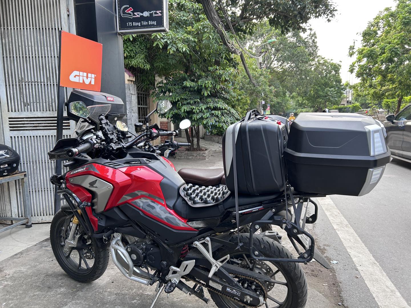 Thung Givi tien loi cho nhung chuyen di xa.