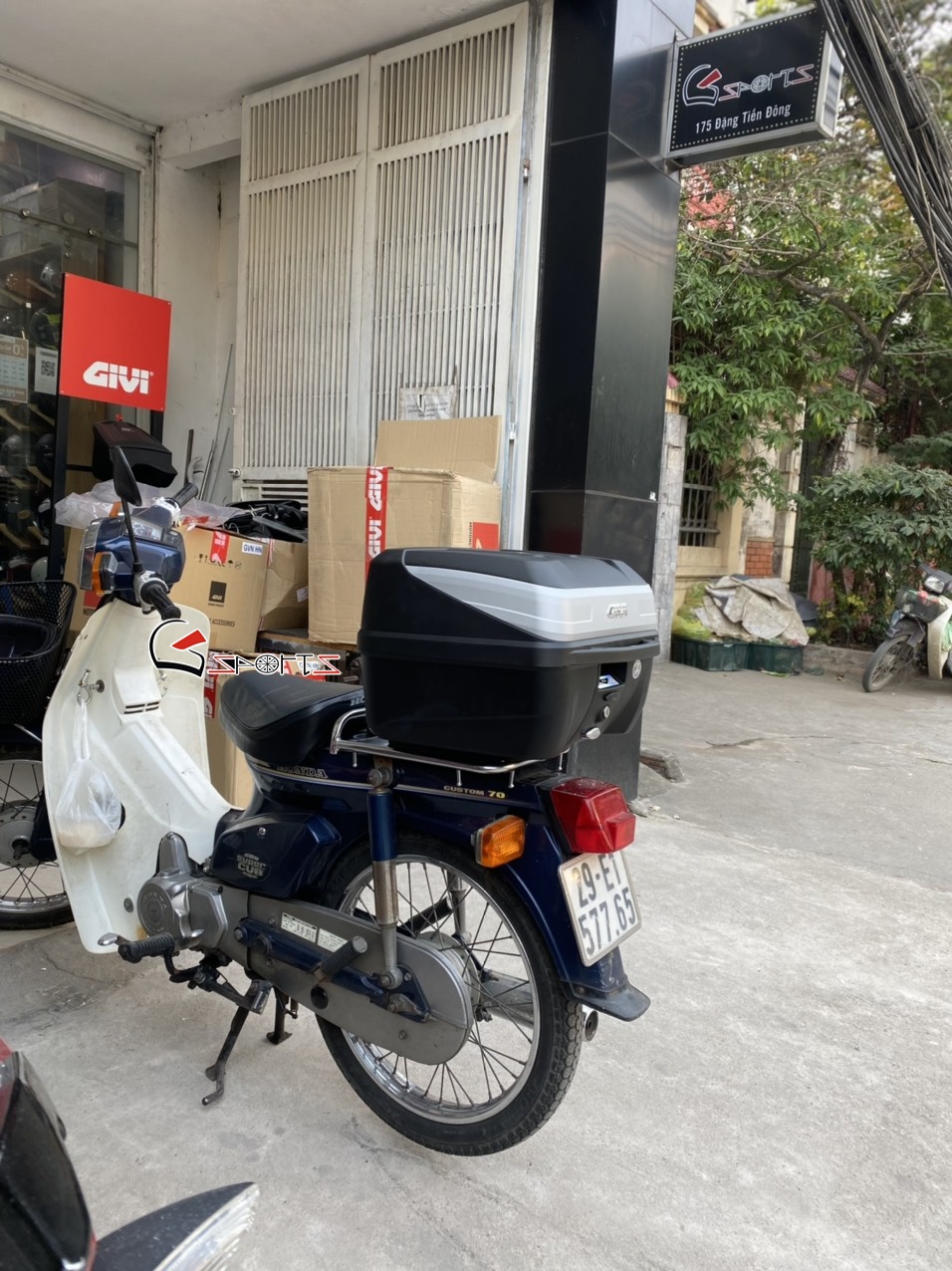 thung xe may givi b32n lap xe honda cub 1