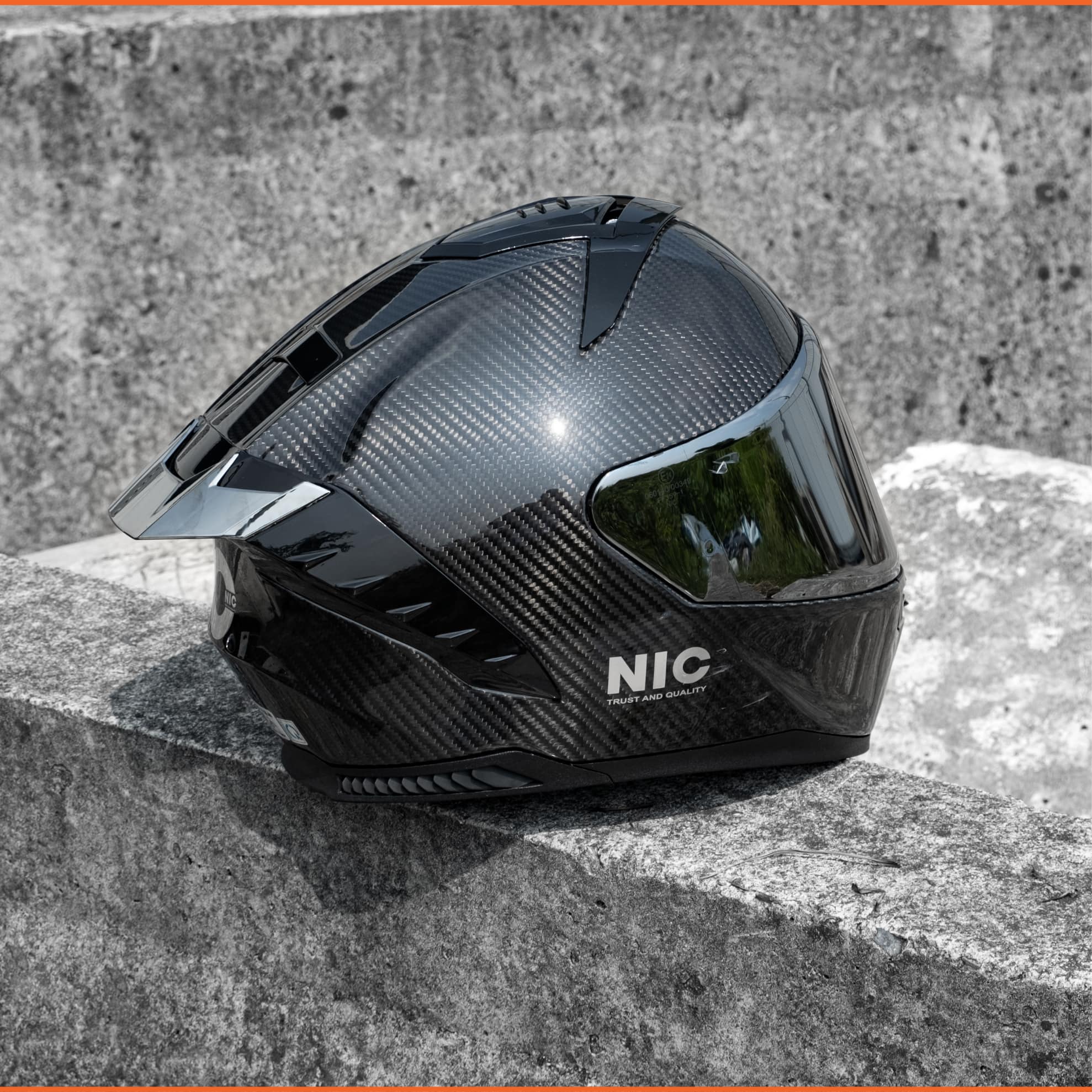 Mu bao hiem NIC N01 carbon khi dong hoc. Mu bao hiem NIC N01 carbon khi dong hoc.