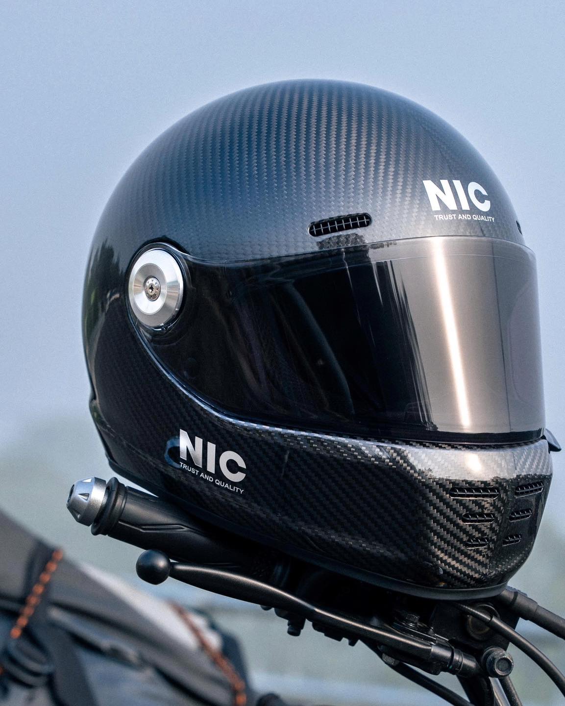 Mu bao hiem NIC N06 carbon phong cach bui bam.