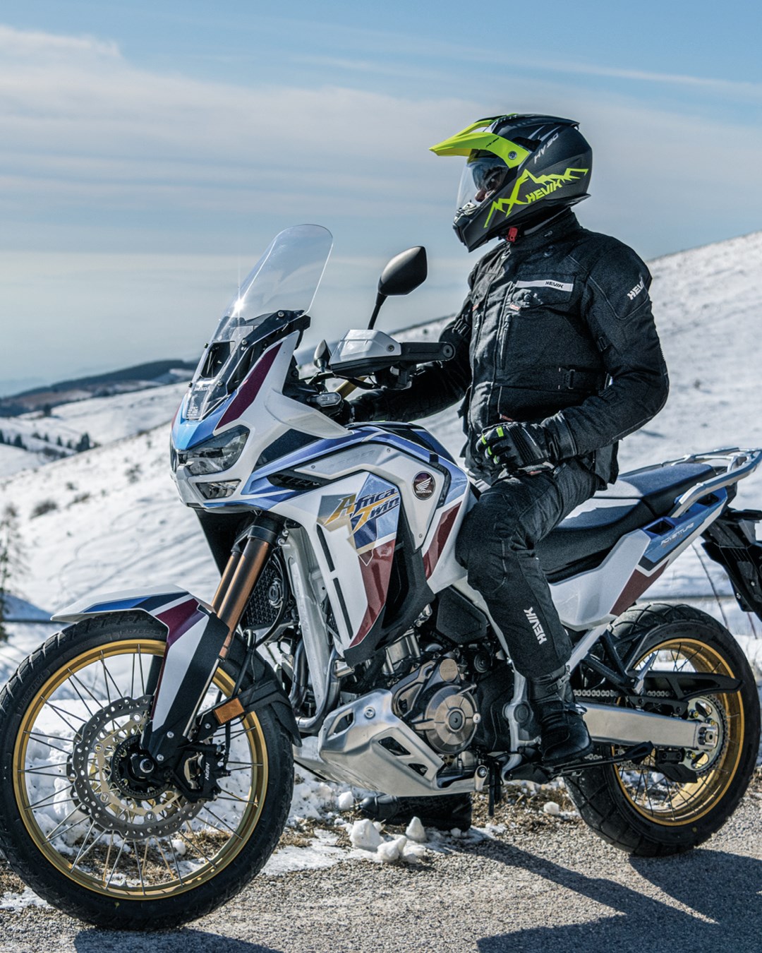 HEVIK dong hanh cung ban tren moi cung duong.