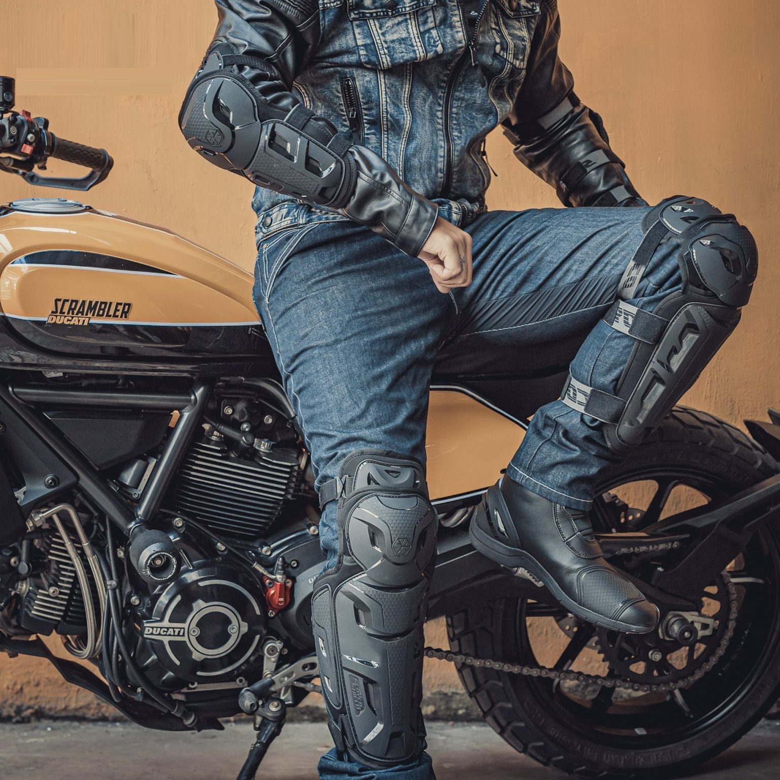 Bo giap bao ve tay chan Scoyco K26H26 1536x1536 1