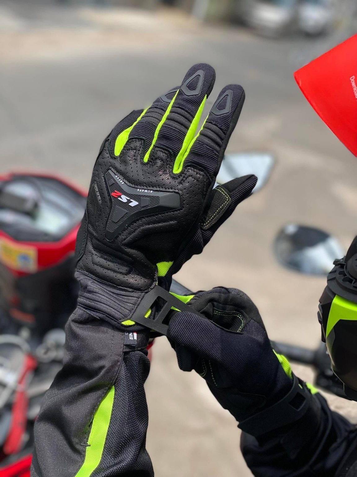 Gang tay LS2 TERRAIN MAN chat lieu da de cao cap