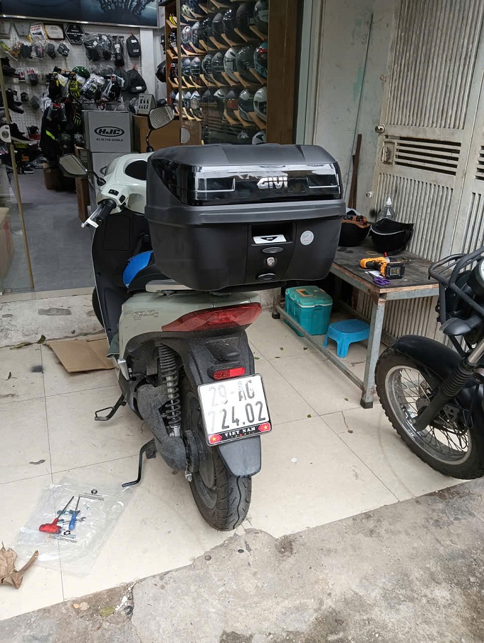 thung givi gan xe dien fliz
