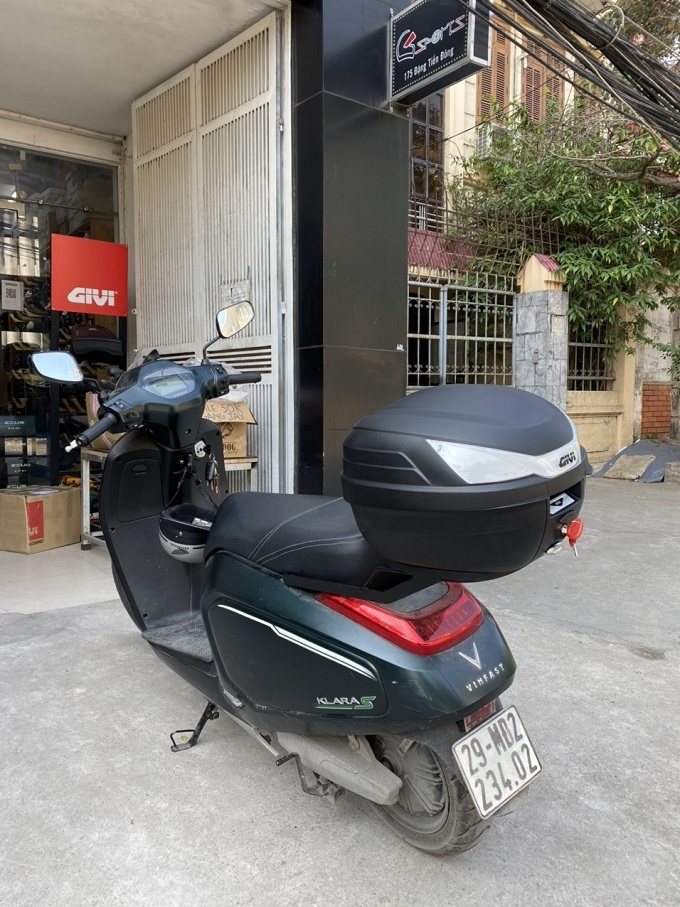 thung sau givi lap xe klara gsports 4