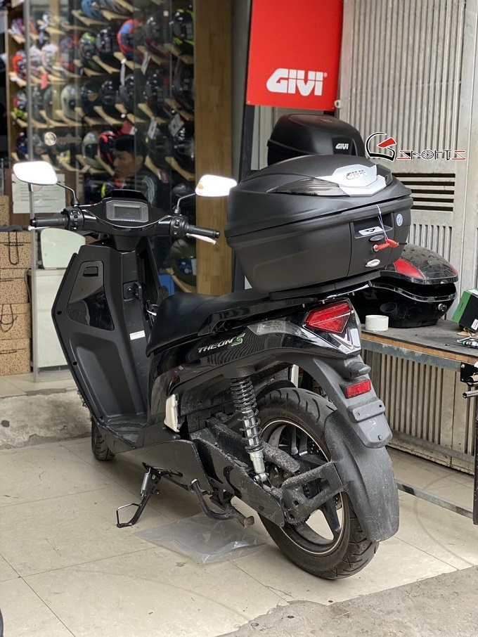 thung xe may givi b36 lap xe theon 4