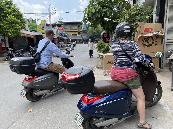 thung xe may givi lap xe vinfast klara 1