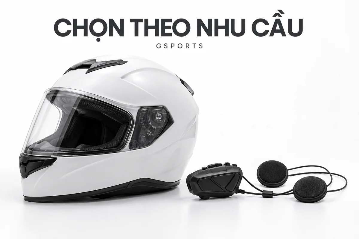 Mũ fullface trắng, bộ liên lạc đen và hai loa trên bàn studio trắng