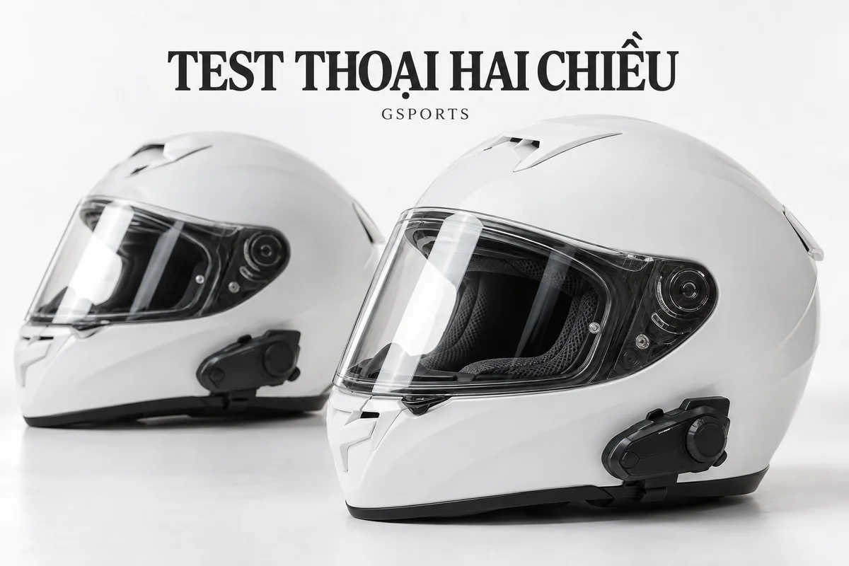 Hai mũ fullface trắng có bộ liên lạc đặt cạnh nhau trong studio